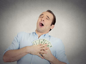 تذكر دائماً أنه ليس عليك أن تكون كالآخرين، عبداً للاستهلاك، والماديةً، بل يمكنك أن تكون مختلفاً وتعيش بأسلوبك الخاص ضمن ما هو متاح لك