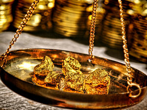 لم ينجح الذهب حتى الآن في جذب إقبال كبير من الباحثين عن الملاذات الآمنة في ضوء الأزمة اليونانية الحالية، إذ يبدو أن المخاوف من انتشار العدوى قد انحسرت، كما وأدى ارتفاع الدولار أيضا إلى الحد من المكاسب