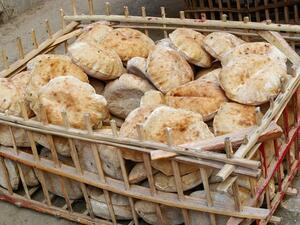 مصر تصرف حاليا 150 رغيفا شهريا من الخبز المدعم للفرد بواقع خمسة أرغفة يوميا منذ بدء العمل بمنظومة البطاقات الذكية في أبريل نيسان 2014