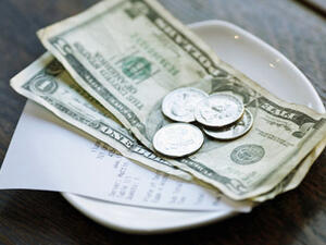 تحتلف الإكرامية أو “البقشيش” من شخص لآخر ومن بلد إلى بلد، ففي الوقت الذي تعتبر نسبة 10% من قيمة الفاتورة الأصلية مرضية في بعض البلدان، يعتبرها النادلون في بلدان أخرى إهانة لهم