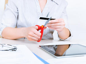 أثبتت الدراسات أن الانسان يميل إلى صرف مال أكثر على الكماليات والرفاهية عندما يستعمل بطاقته البنكية، حيث يحس بأنه يلعب لعبة نقود أكثر من أنه يصرف عرق جبينه