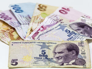 توقع البرنامج الاقتصادي أن يتسع العجز التجاري للبلاد تدريجيا إلى 55.2 مليار دولار خلال العام الجاري وأن يصل إلى 67.2 مليار دولار في 2017 و71.8 مليار دولار في عام 2018