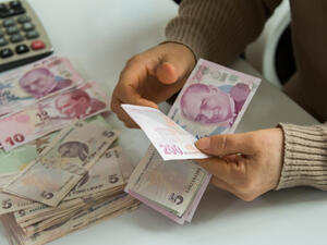 تركيا تطرق الأبواب لتخرج من أزمة الليرة 