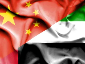 دولة الإمارات بالرغم من صغر حجها الجغرافي مقارنة بالصين إلا أنها تمتلك اقتصادا قويا، منوها بمقومات بيئة الأعمال في الدولة وأنها تعتبر البلد الأمثل والأنسب للشركات ورجال الأعمال على حد سواء
