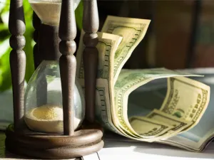 تصر رئيسة الفيدرالي الأمريكي جانيت يلين على ضرورة التريث وضمان صلابة تلك المعايير قبل الإقدام على تغيير سعر الفائدة، لما للقرار من تأثير يتجاوز الاقتصاد الأمريكي ليطول الاقتصاد العالمي