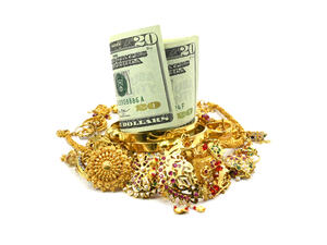 انخفض الذهب  وبلغ المعدن النفيس أعلى مستوى منذ 11 نوفمبر تشرين الثاني عند 1263.80 دولار يوم 27 فبراير شباط