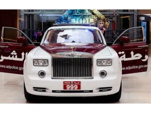 عرضت السيارة في مركز تسوق بأبوظبي بعد أن تم طلائها بالوان وشعار الشرطة، وسط اهتمام كبير من المتسوقين والاماراتيين والغربيين من المقيمين والزوار، الذين تنافسوا في التقاط صور تذكارية للسيارة الفارهة