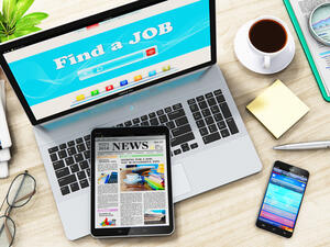 تضررت أسواق غزة بشكل كبير، بعد الاقتطاعات، التي أنهكت أحوال الموظفين المعيشية وانعكست سلباً على حركة التجارة، حيث باتت ملحوظةً ندرة الحركة الشرائية داخل الأسواق المركزية