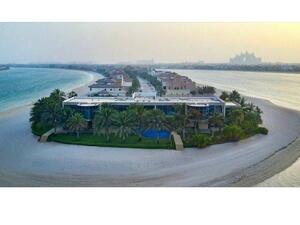 يتضمن المنزل خمس غرف نوم وأحواض السباحة وغرف المعيشة المُطلة على مرسى دبي Marina Dubai.