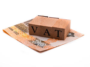 يسمح للمشغل بفرض رسوم على السائح القادم من خارج الدولة نظير إدارة الاسترداد من خلال النظام،