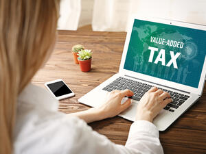 الضريبة الانتقائية وضريبة "القيمة المضافة" لا تزالان لدى إدارة الفتوى التشريعية لمراجعة الإجراءات النهائية