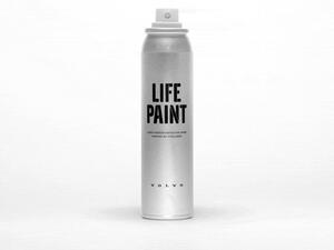 “لايف بينت” ليس طلاءً فعليًا، إنما هو مادة قابلة للغسل تدوم حتى 10 أيام بعد رشها، كما إنها غير مرئية تماما حتى تضربها الأنوار الأمامية في السيارة، عندها تتوهج