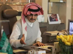 تمتلك شركة «المملكة القابضة» حصصا كبرى في قطاعات استثمارية تتراوح بين إدارة الفنادق (فنادق ومنتجعات فور سيزونز وفيرمونت رافلز هولدنغ إنترناشيونال وموفنبيك للفنادق والمنتجعات وسويس أوتيل)
