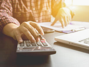 الكفاءة أهم من المعيار الشخصي عند تقديم النصيحة أو الاستشارة القيمة والمتعلقة بالثروة