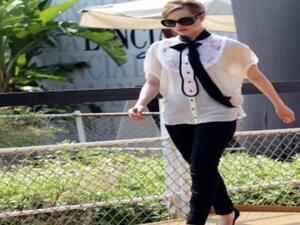 عليكى بمحاولة تغطية وجهك وشعرك قدر الامكان مع إرتداء النظارة الشمسية طوال النهار للحفاظ على الجلد حول العين مما يقلل حجم الضرر 