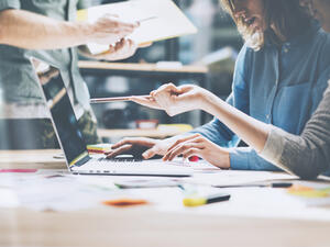 عند تأسيس شركة ناشئة وإطلاق منتج جديد، من الصعب دائمًا التعامل مع العملاء وجعلهم يدفعون المال مقابل ما قمت بإطلاقه