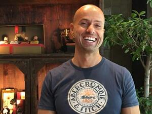 قصة نجاح شاب إيطالي تحول من مضيف مع طيران الإمارات في 1999 إلى مالك لسلسة غذائية ناجحة تضم 12 منفذاً لبيع البيتزا