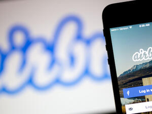 خدمة Airbnb المتوفرة عبر الويب تتيح لأي مستخدم إجراء عمليات بحث موسّعة للحصول على مكان مناسب للإقامة، سواءً كان غرفة واحدة خاصة، أم سكن مشترك، أم بيت كامل