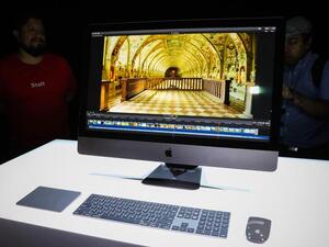 الحاسبين يضمان مواصفات مختلفة، فالحاسب iMac Pro يضم ضعف الذاكرة العشوائية، وضعف الذاكرة التخزينية