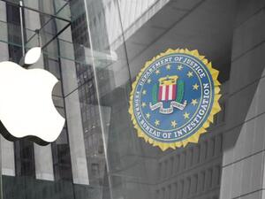 تحاول الحكومة إجبار “آبل “على المساعدة في فك شفرة جهاز الآيفون الخاص بأحد مطلقي النار فى حادث برناردينو فى ولاية كاليفورنيا، وهو الأمر الذى رفضته إدارة الشركة فى السابق