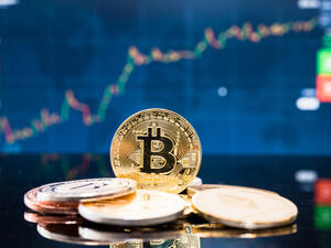 تهدد العملات المشفرة بالنظر لخطورتها استقرار القطاعين المالي والمصرفي وتفرض تحديات متزايدة على المصارف المركزية عالمياً وعربياً