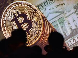 البيتكوين هي عملة رقمية افتراضية مشفرة، تشبه الدولار أو اليورو، غير أنها رقمية فقط، أي يتم التعامل بها عن طريق الإنترنت فقط وليس لها وجود مادي