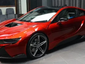 تكشف بي ام دبليو أبو ظبي هذه المرة عن نسخة مميزة باللون الأحمر من السيارة الرياضية الهجينة i8 والتي تأتي بالإضافة إلى لون Lava Red الحصري لهذه السيارة