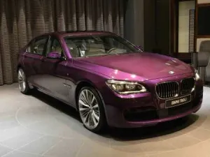سيارة بي ام دبليو 760Li مطلية بلون  الشفق البنفسجي