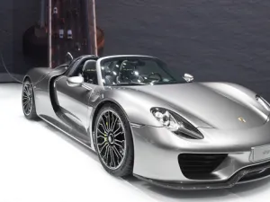 بورش 918 سبايدر زُوِّدت هذه السيارة الهجينة بمحرك وقود V-8 سعة 4.6 ليتر ويزن 135 كغ بالإضافة إلى احتوائها على اثنين من المحركات الكهربائية