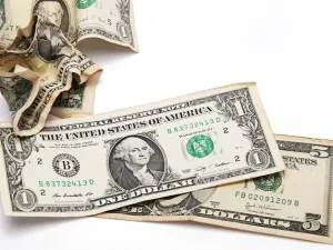 تراجعت العملة الأمريكية بشكل خاص أمام اليورو لتصبح منخفضة نحو عشرة سنتات عن أعلى مستوياتها للسنة المسجل في مارس آذار

