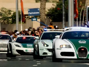 أعلنت شرطة دبي قبضها على سيارات تنوعت مخالفتها بين التسابق الغير قانوني في الشوارع العامة، القيادة الخطيرة والسرعة الزائدة جداً