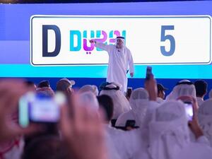 انتصر بالمنافسة الشديدة للحصول على لوحة برقم D5 ثري هندي دفع ثروة بلغت 33 مليون درهم إماراتي أي ما يعادل 8.9 مليون دولار أمريكي ليمتلك على هذه اللوحة بعد منافسة مع الإمارتيين