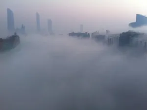 تسبب الضباب الكثيف الذي لف أجواء دبي بإرباك حركة الملاحة الجوية في مطارات دبي الدولي