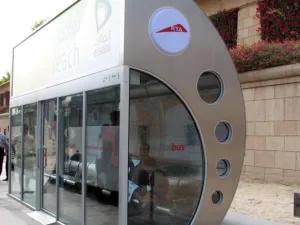 نظارة (جوجل) التي استخدمتها شرطة دبي في الآونة الأخيرة لأول مرة في المنطقة يتم من خلالها رصد أنواع مختلفة من المخالفات الخطرة والبسيطة عن طريق تصوير السائقين المخالفين من خلال كاميرا مثبتة على النظارة
