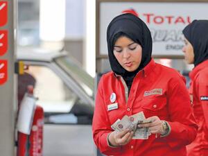 في محطة على كورنيش النيل بالمعادي، تقف سبع فتيات بزي العاملين بالمحطة ويزودن السيارات بالبنزين إلى جانب زملائهن من الرجال