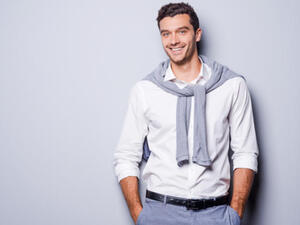 يمتلك الرجل الواثق من نفسه جاذبية خاصة يسحر بها النساء دون عناء
