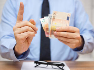 52.4% من المشاركين إلى أنهم راضون عن الرواتب التي يحصلون عليها، ومن بينهم 37.3 راضون تماماً عن رواتبهم، و 15.1 راضون إلى حد ما