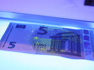 بلغ أحدث سعر لتداول اليورو 1.0741 دولار، حيث تعافت العملة الموحدة بعد أن هبطت عن 1.0700 دولار للمرة الأولى في أكثر من ستة أشهر