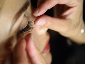 يحمل زيت الزيتون خصائص مفيدة يمكن الاعتماد عليها لإطالة شعر الرموش