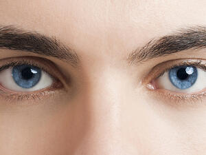 تسعى EyeDetect إلى استبدال جهاز كشف الكذب التقليدي. فأداة الذكاء الاصطناعي تحلل حركات عينيك للكشف عن حالات الخداع المحتملة