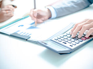 على المستشار أن يوضح خطياً الرسوم والعمولات كلها ومن مصادرها جميعاً