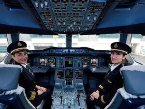 شركة طيران الإمارات بطاقمها النسائي بمناسبة اليوم العالمي للمرأة 