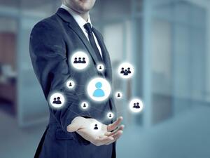 يجب النظر إلى بعض الطرق التي قد تساعد فيها تكنولوجيا المعلومات البلدان النامية