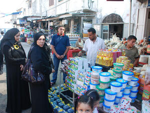 يشكل شهر رمضان نافذة أمل لشباب غزة المتعطلين، خصوصاً في ظل ندرة فرص العمل والوظائف وارتفاع معدلات الفقر والبطالة في صفوف أكثر من مليوني مواطن