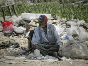 نحو 702 مليون شخص سيعيشون هذه السنة تحت عتبة الفقر أي بأقل من 1.90 دولار في اليوم، بعد ان كانت هذه العتبة 1.25 دولار في اليوم، والسبب ارتفاع نسبة التضخم