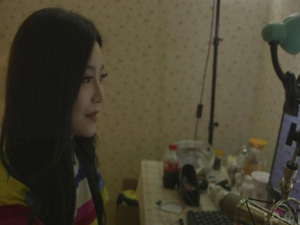 تقوم بالغناء و التحدث مع المعجبين و اللعب بألعاب الفيديو،