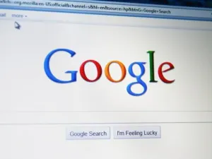 تتوفر على الإنترنت الكثير من المواقع، التي تسمح للمستخدمين بتحميل ترجمة الأفلام بكل سهولة، لكن بعض الترجمات قد لا تكون دقيقة، أو بالمستوى المطلوب، لذا يبدأ المستخدم بالبحث عن مصادر ثانية للترجمة، الأمر الذي دعى “غوغل” لإطلاق الموقع