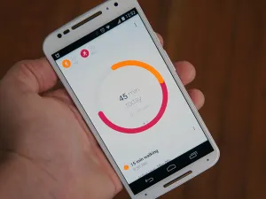 غوغل فيت تستخدم وحدات استشعار موجودة بالفعل في الهواتف الذكية لكي ترصد بشكل آلي عندما يكون المستخدم سائرا على الأقدام أو راكبا لدراجة هوائية أو يقوم بالعدو، ويمكن تنزيل التطبيق الجديد من خدمة  غوغل