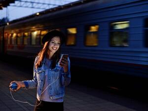 الجهاز يحتاج إلى وقت أطول ليتم شحنه نظرًا لاختلاف نظام إنتاج الطاقة الكهربائية، إلا أنه قادر على شحن الهواتف الذكية وغيرها من الأجهزة الإلكترونية بسرعة الشواحن العادية نفسها