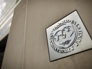 صندوق النقد قد حث السعودية أكبر مصدر للنفط في العالم على تهدئة النمو السريع في إنفاقها على مدى سنوات 